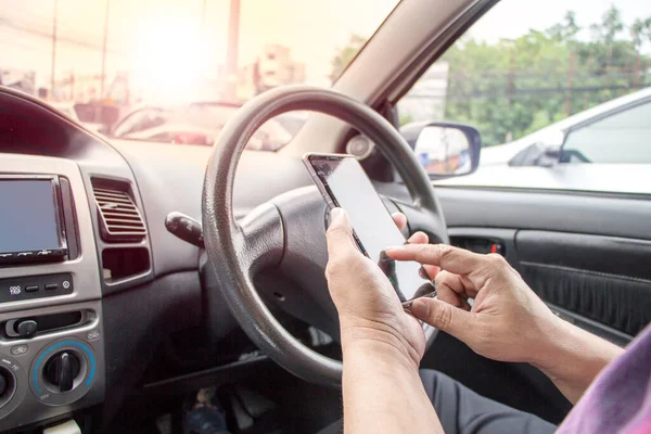 Close Του Ανθρώπου Χέρια Χρησιμοποιώντας Κινητό Τηλέφωνο Στο Αυτοκίνητο Κατά — Φωτογραφία Αρχείου