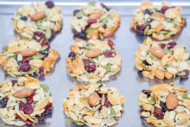 tam taneli kurabiye (badem, kaju fıstığı, kabak çekirdeği, karpuz çekirdeği, ayçiçeği tohumu, Chia tohumu, siyah ve beyaz susam, kızılcık, siyah frenk üzümü