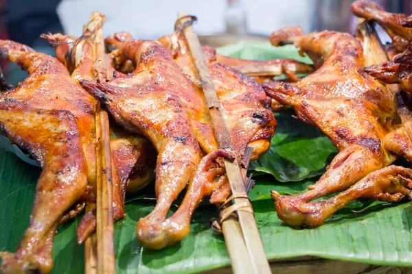 Ayam Panggang Dengan Saus Merah Bambu Tongkat Pada Daun Pisang — Stok Foto