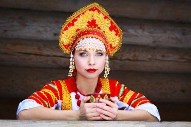 Rus kızı bir kokoshnik içinde