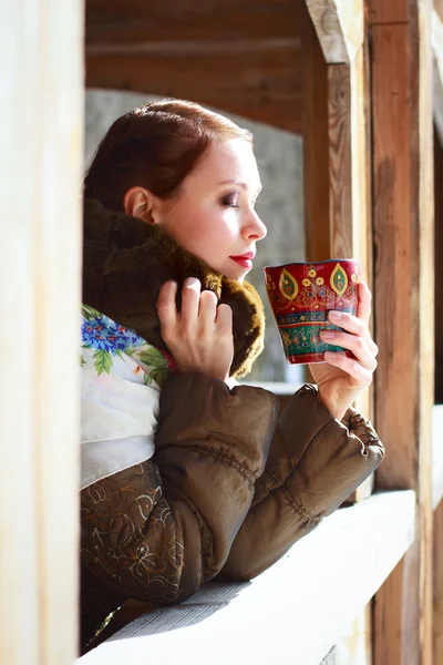 Ruská žena v šátku a kabát — Stock fotografie