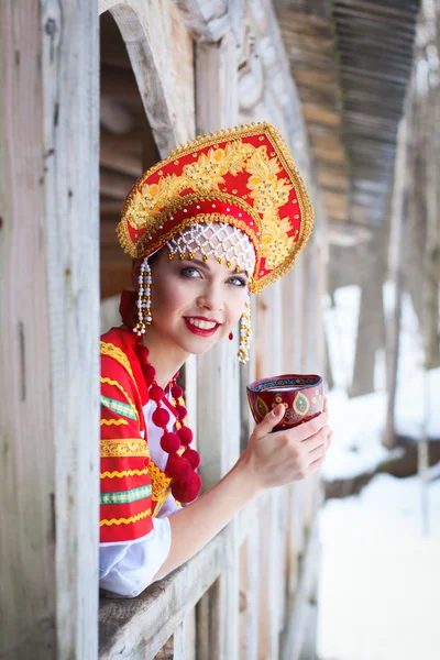 Chica rusa en un kokoshnik —  Fotos de Stock