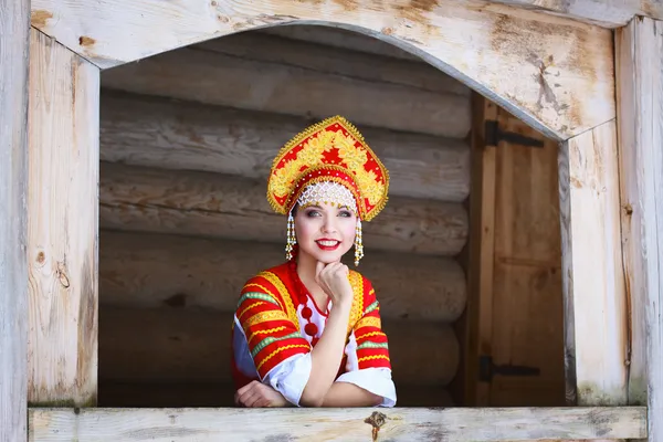 Chica rusa en un kokoshnik —  Fotos de Stock