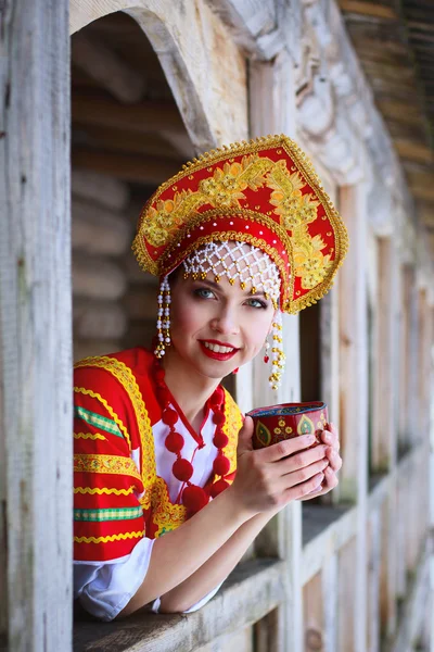 Russisch meisje in een kokoshnik — Stockfoto