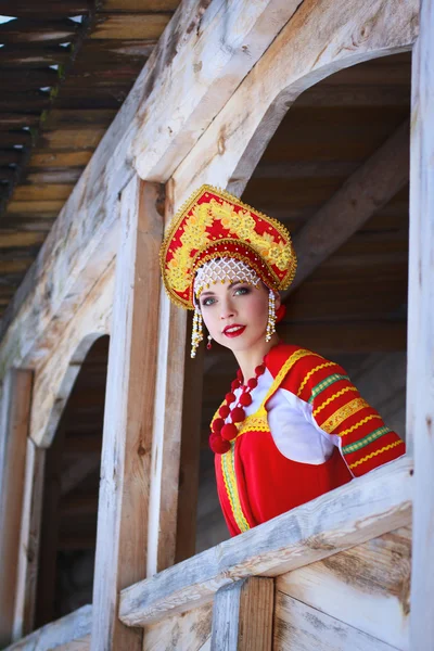 Russisch mädchen im ein kokoshnik — Stockfoto