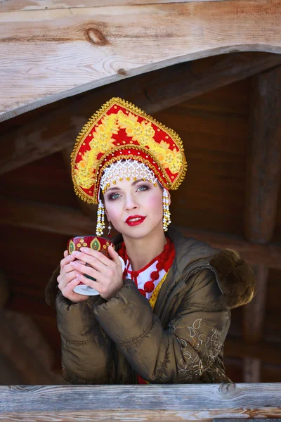 Russisch mädchen im ein kokoshnik — Stockfoto