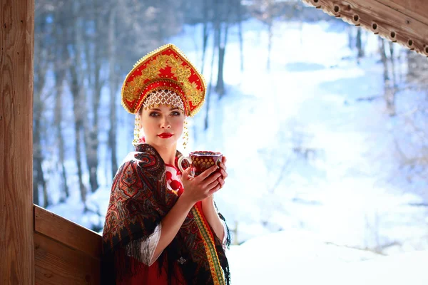 Русская девушка в кокошнике — стоковое фото