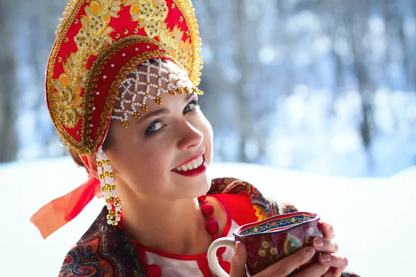 Rus kızı bir kokoshnik içinde — Stok fotoğraf