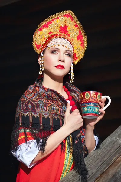 Ragazza russa in un kokoshnik — Foto Stock