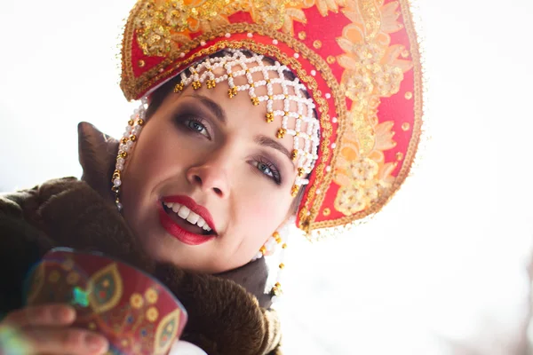 Ragazza russa in un kokoshnik — Foto Stock