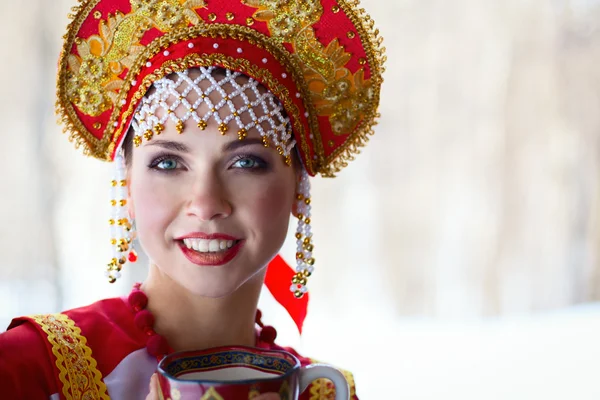 Chica rusa en un kokoshnik —  Fotos de Stock