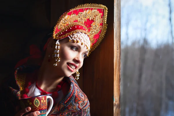 Russisch meisje in een kokoshnik — Stockfoto