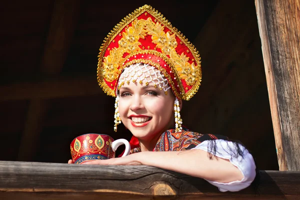 Rysk flicka i en kokoshnik — Stockfoto