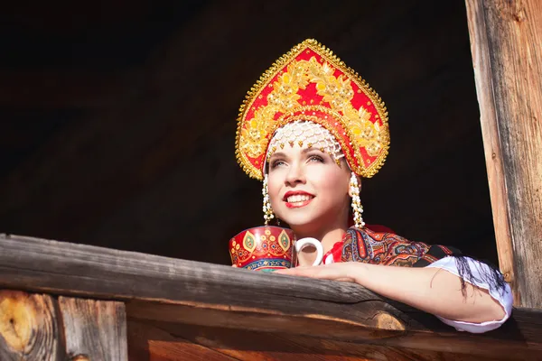 Chica rusa en un kokoshnik —  Fotos de Stock