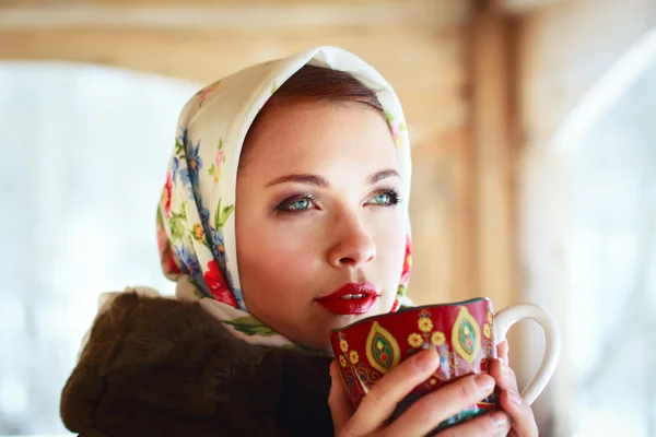 Ruská žena v šátku a kabát Royalty Free Stock Obrázky