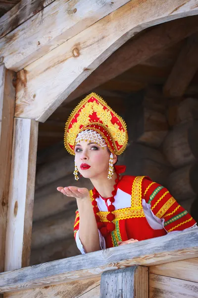 Russisches Mädchen in einem Kokoshnik schickt einen Luftkuss Stockfoto