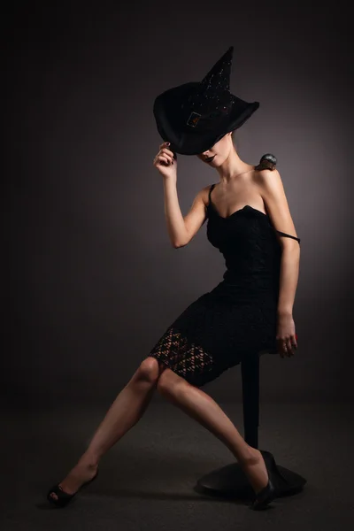 Kvinna med snigel i hatt. mode. gotiska — Stockfoto