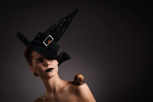 Porträtt av en kvinna med snigel i hatt. mode. gotiska — Stockfoto