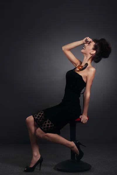 Frau mit Schnecke im schwarzen Kleid lacht. Mode. gotisch — Stockfoto