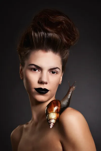 カタツムリと黒い目と唇を持つ女性の肖像画。ファッション — ストック写真