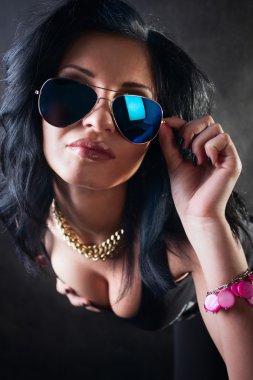 Gözlüklü seksi güzel esmer. yağma kız. moda