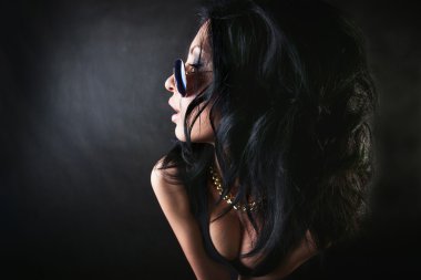 Gözlüklü seksi esmer portresi. yağma kız