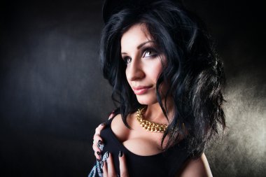 seksi esmer göğüslerini elinde sıkıca tutarak. yağma kız