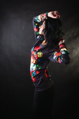 çiçek tişörtü seksi esmer