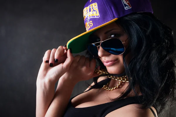 Sexy morena en gafas y gorra. Chica Swag —  Fotos de Stock