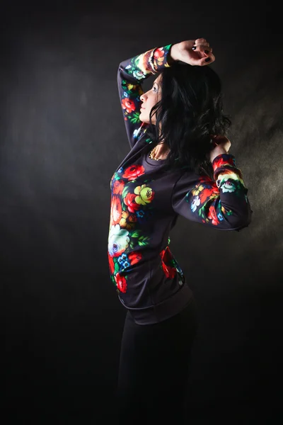 Vrij sexy brunette in een bloem sweatshirts — Stockfoto