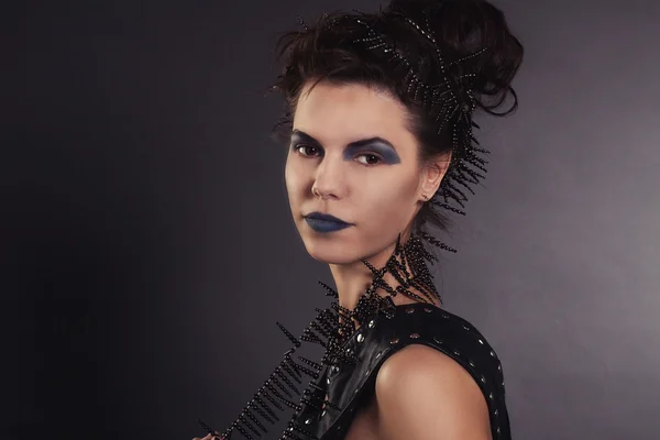 Jolie femme créative avec maquillage bleu. Style rockeur. Mode . — Photo