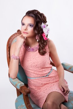 düşünceli kız oturan sanat soutache süslemeli bir 