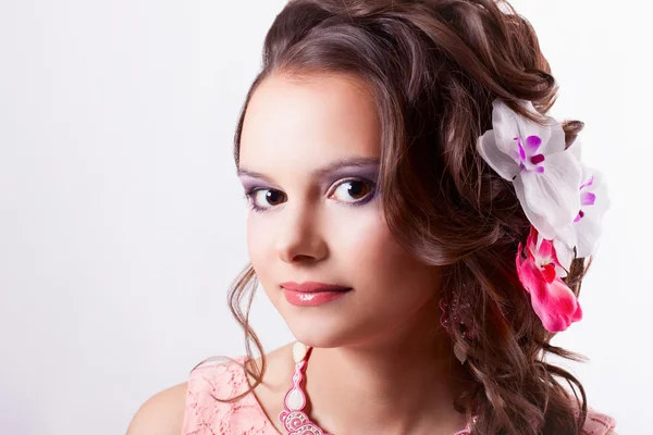 Portrét krásné bruneta v obrazu jaro s květinou — Stock fotografie