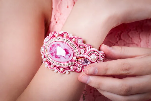 Kadın pembe bileklik tekniği soutache elde