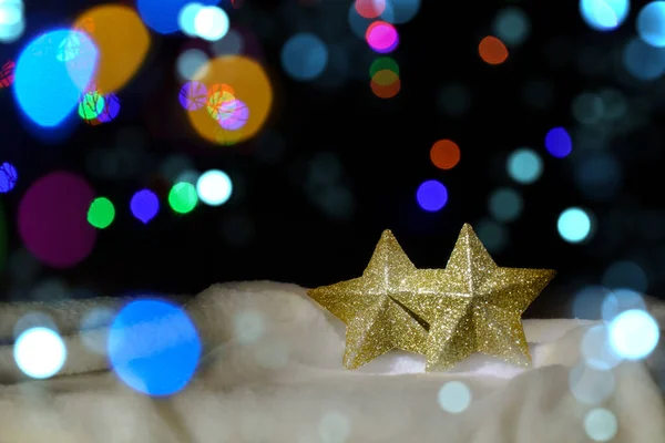 Weihnachtlicher Hintergrund Zwei Goldene Sterne Schnee Auf Einem Hintergrund Aus — Stockfoto