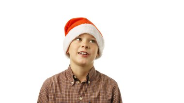 Noel Baba şapkalı çocuk beyaz arka planda izole edilmiş. Pankart