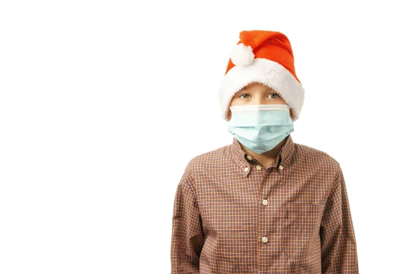 Enfant Dans Chapeau Père Noël Masque Médical Isolé Sur Fond — Photo