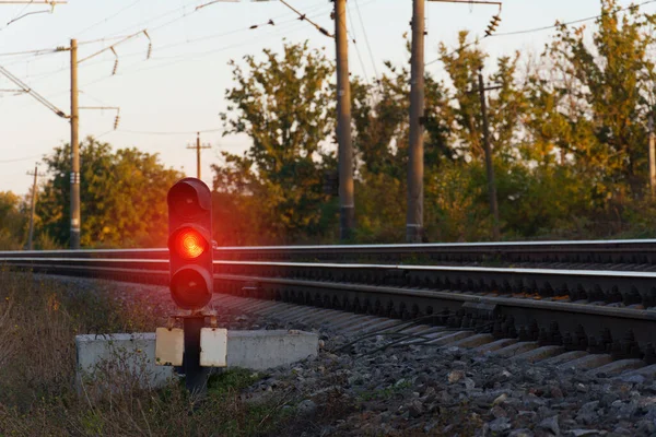 铁路附近的红色信号灯 空余的文字空间 — 图库照片
