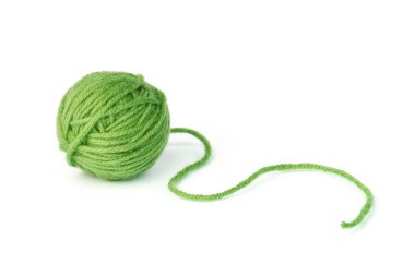 İplik yumağı beyaz arkaplanda izole edildi. Yeşil iplik yumağı