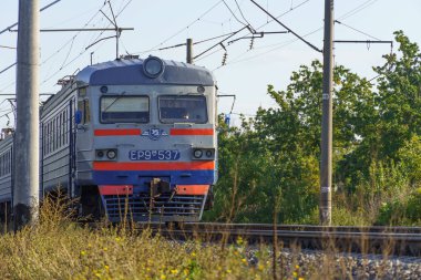 Novoukrainka, Ukrayna 3 Ekim 2021 - Şehirlerarası elektrik treni iniş ve yolcu taşımadan geçer
