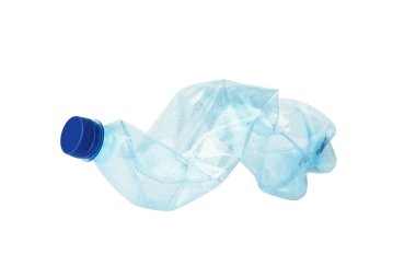 Beyaz arka planda izole edilmiş buruşmuş plastik şişe. içme suyu kabı