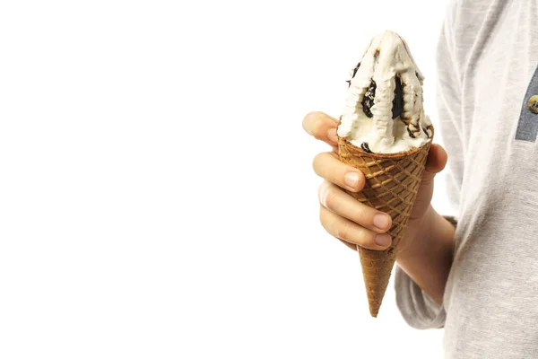 Dondurma külahı, beyaz arka planda izole edilmiş bir çocuğun elinde.