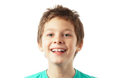 Beyaz arka planda izole edilmiş mutlu bir çocuğun portresi.