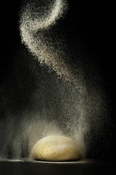 Farine Saupoudrée Sur Pâte Sur Fond Noir Farine Tombe Dans — Photo