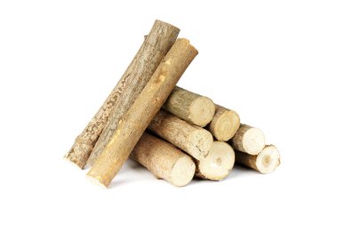 Kayıtlar beyaz arkaplanda izole edildi. Kışın yanmaya hazır yakacak odun.