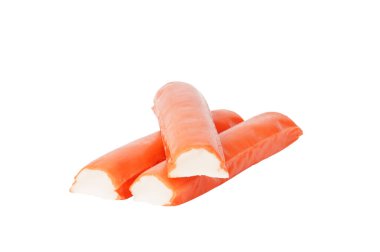 Beyaz arka planda izole edilmiş yengeç çubukları. taklit yengeç eti aperatifi