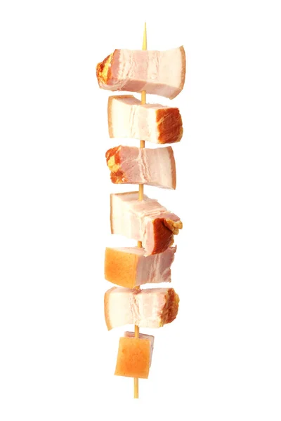 白色背景上的猪肉和熏肉串 木架上的猪油片 — 图库照片