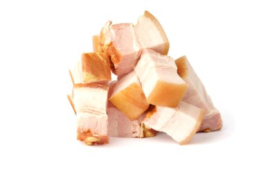 Beyaz arka planda izole edilmiş taze tütsülenmiş pastırma yığını.