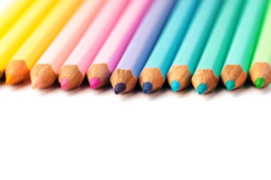 Beyaz arka planda izole edilmiş renkli kalemler. Okul veya mesleki kullanım için kalemler.