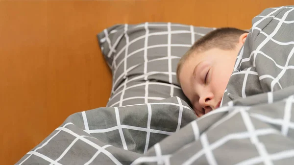 Schläft der Junge im Bett. Niedliches Baby schläft — Stockfoto